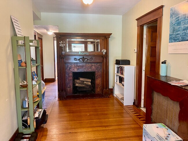 Foto del edificio - 155 College Ave