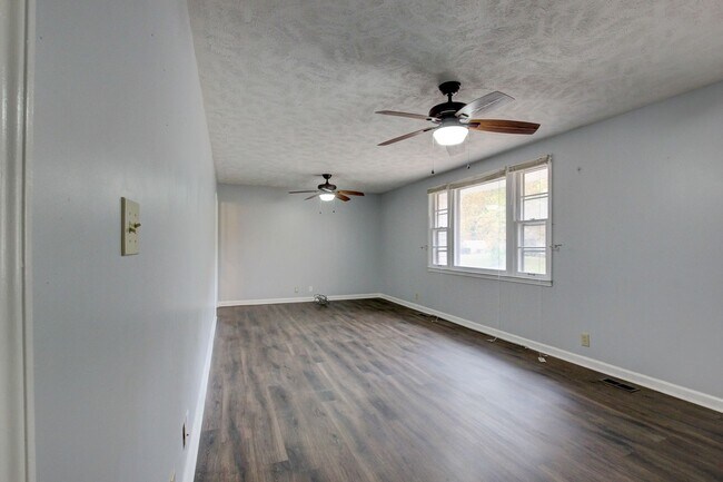 Building Photo - 17 Binks Dr