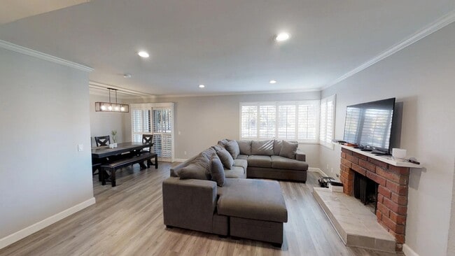 Building Photo - 2/2 Downstairs Condominium located in San ...