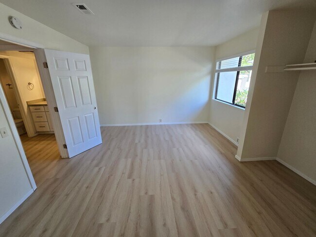 Foto del edificio - Spacious 4-Bedroom Townhome for Rent in De...