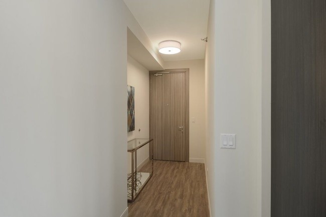Building Photo - Luxury South Loop Studio