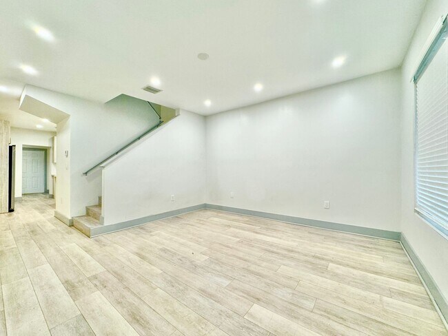Building Photo - Fully Remodeled 4 Bedroom/ 4 Bathroom Sing...
