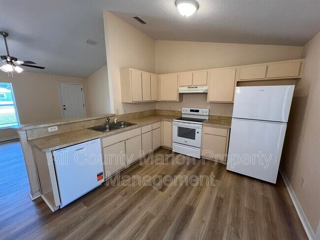 Foto del edificio - 520 Marion Oaks Ln