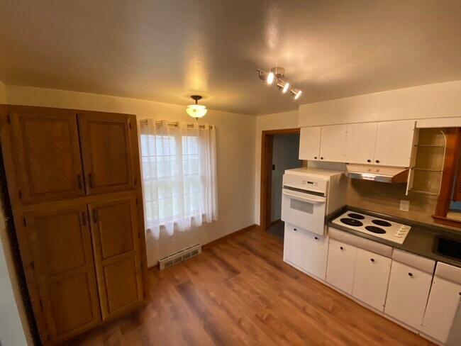 Kitchen - 537 Watson St