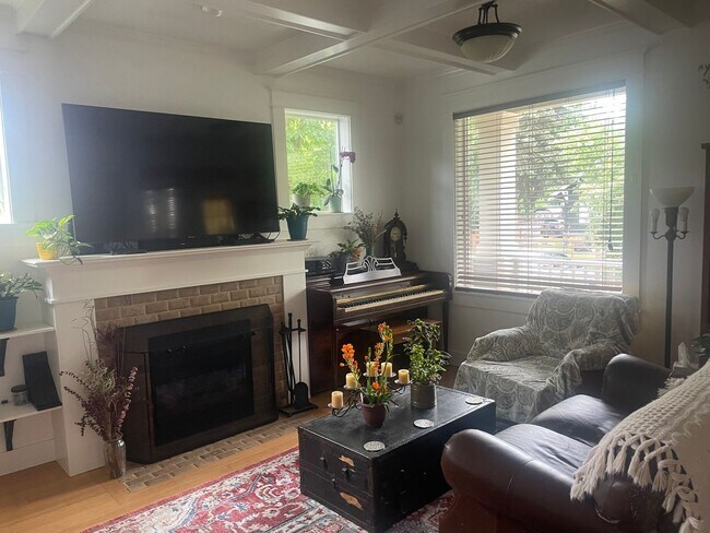 Building Photo - Modern craftsman 3+ bedroom, 2 ba *Move In...