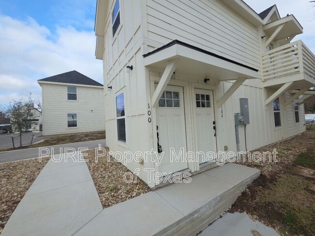 Building Photo - 2002 W 2nd St