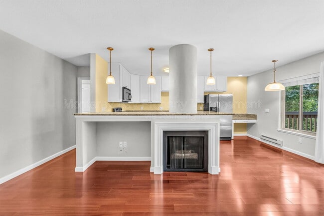 Building Photo - 300 Glenwood Cir