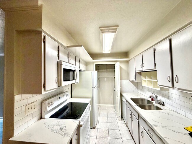 Foto del edificio - 8801 Hammerly Blvd
