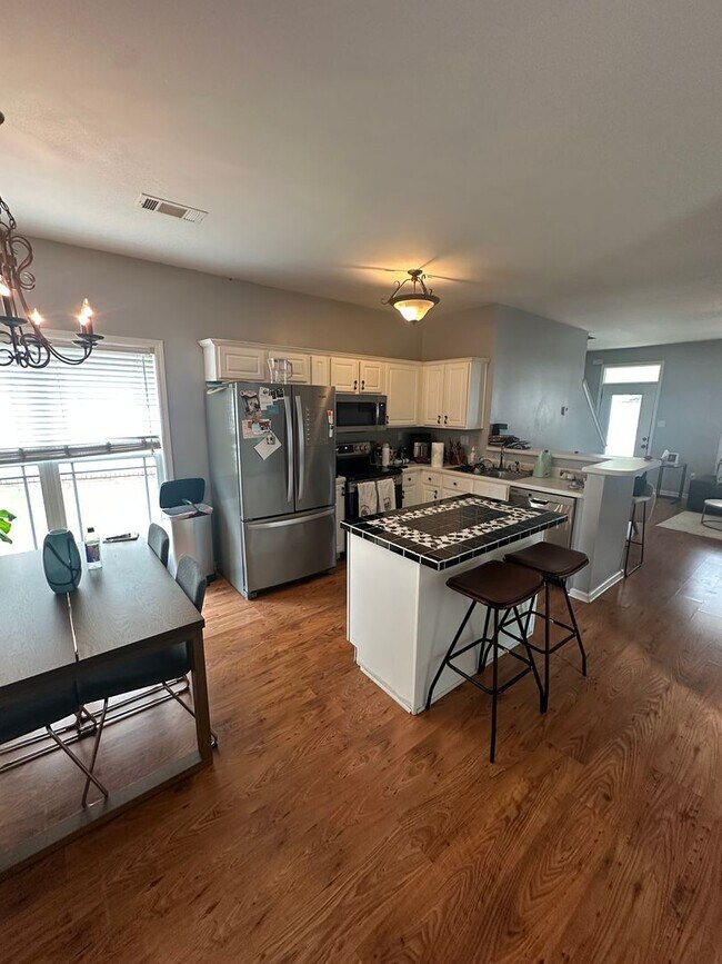 Building Photo - 2BD/2.5BA Home Located in Harbor Town!