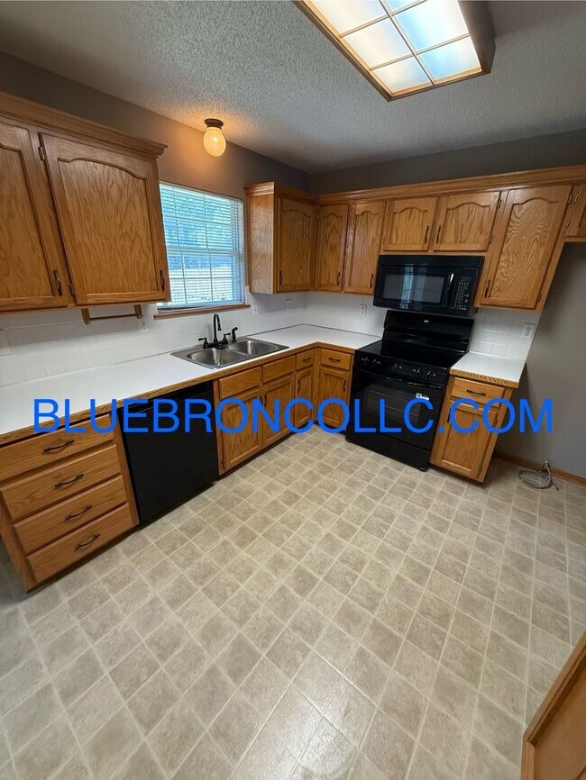 Building Photo - Check out this spacious home with thoughtf...