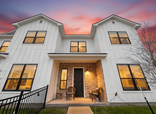 Building Photo - 201 Fairway Dr