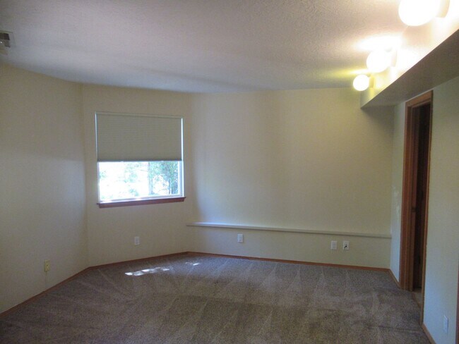 Foto del edificio - Split Level Two Bedroom Duplex