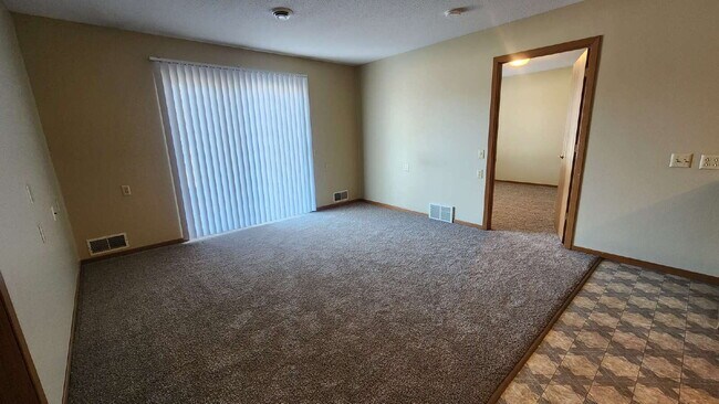 Foto del edificio - Large 2 Bedroom, 1 1/2 Bathroom Apartment - Lower Level End Unit