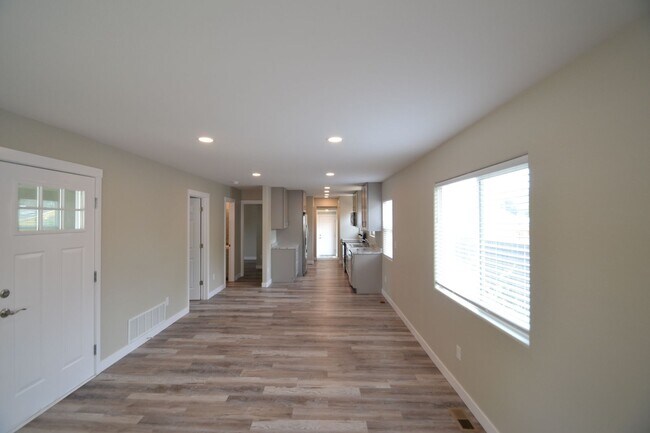 Foto del edificio - Beautiful 3 Bed 2 Bath with AC!