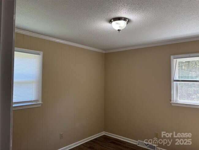 Foto del edificio - 1398 Roundtree Ln
