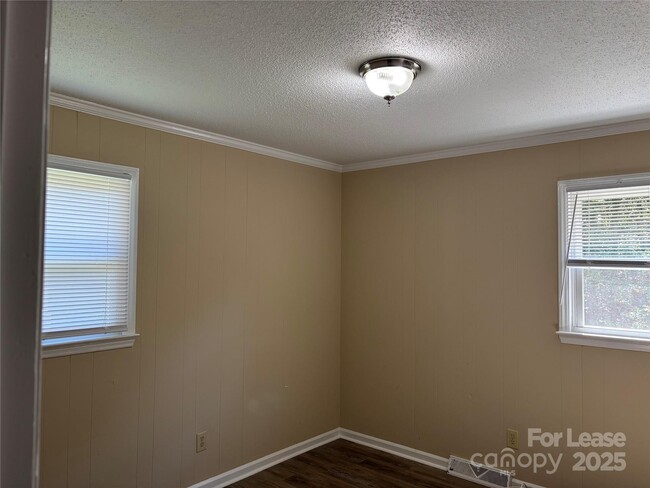 Building Photo - 1398 Roundtree Ln
