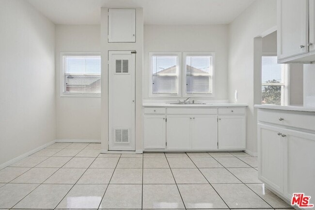Building Photo - 1464 3/8-1464 W 35th Pl
