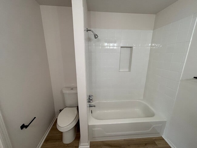 Building Photo - Great Location!