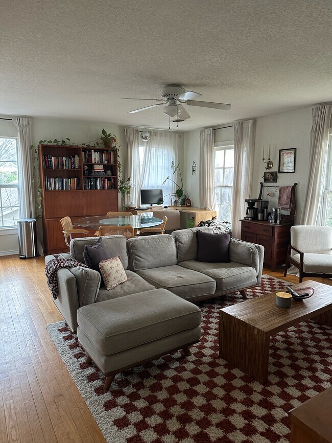 Sala de estar. Las ventanas de la derecha dan a la calle. 940-383-2500 - 2019 N Bell Ave