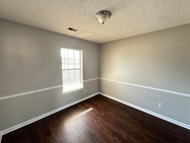 Building Photo - 6402 Valleydale Dr