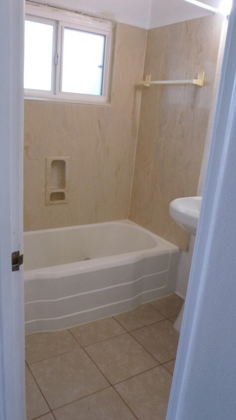 tub - 200 Jefferson St NE