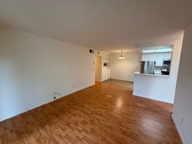 Foto del edificio - 2 Bed, 1 Bath Upstairs Condo with Private ...