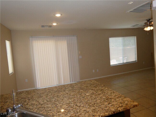 Foto del edificio - 6504 Blessed Thistle Ave