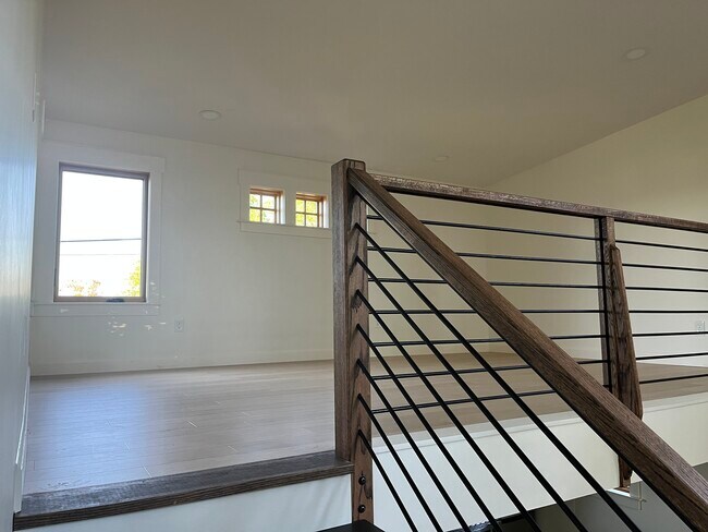 Building Photo - 841 Fort Wood St