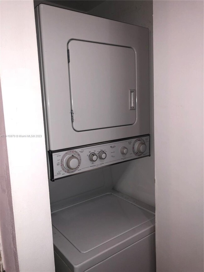 Foto del edificio - 600 NE 36th St