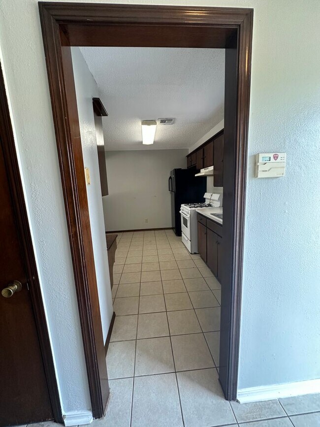 Building Photo - 3 Bed 1 Bath Brick Home with 1 Car Garage