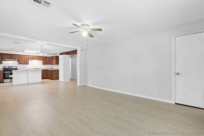 Building Photo - 120 E Elm St
