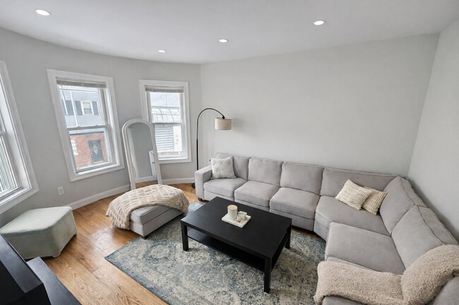 Building Photo - 910 E 4th St