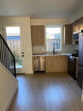 Building Photo - 7519 N Clarendon Ave