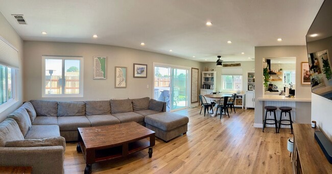 Foto del edificio - Two story 3 bedroom/2.5 bath home on corne...