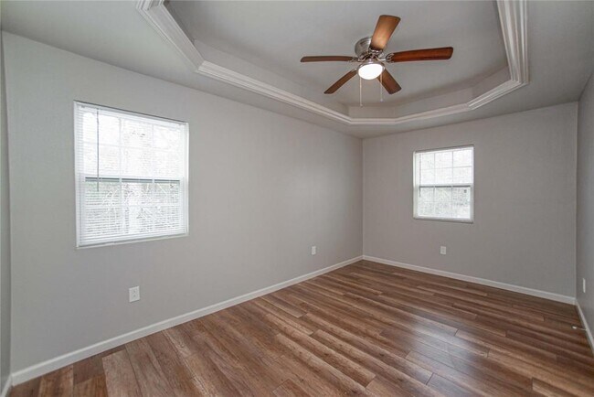 Building Photo - 10700 Deer Hill Dr