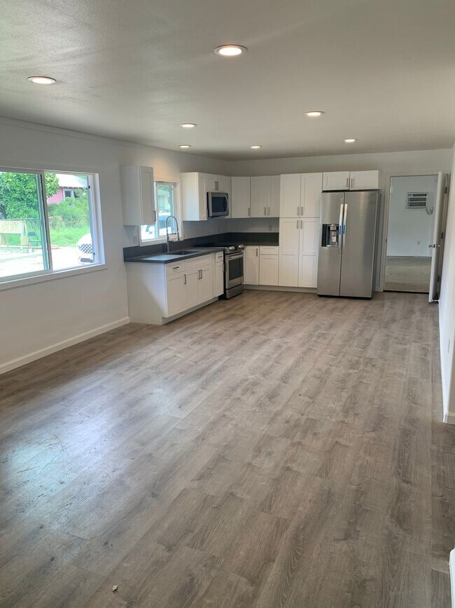 Building Photo - AVAILABLE NOW! 5 bedroom 2 bath