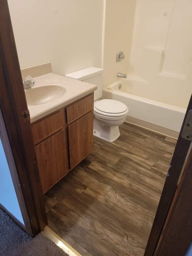 Building Photo - 2024 Green Tree Rd