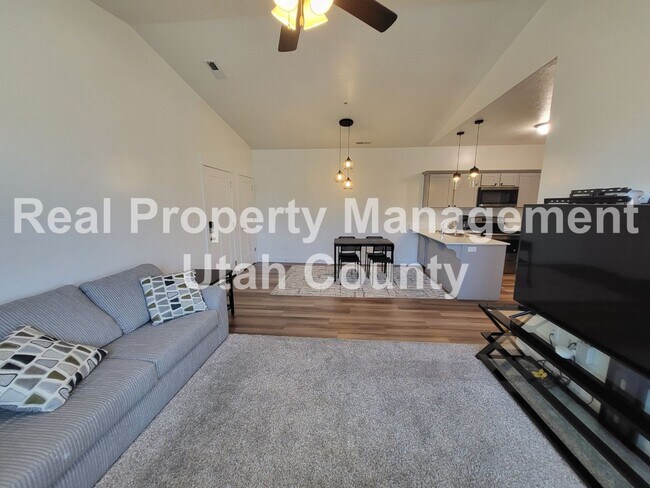 Building Photo - Condo with Lake Views