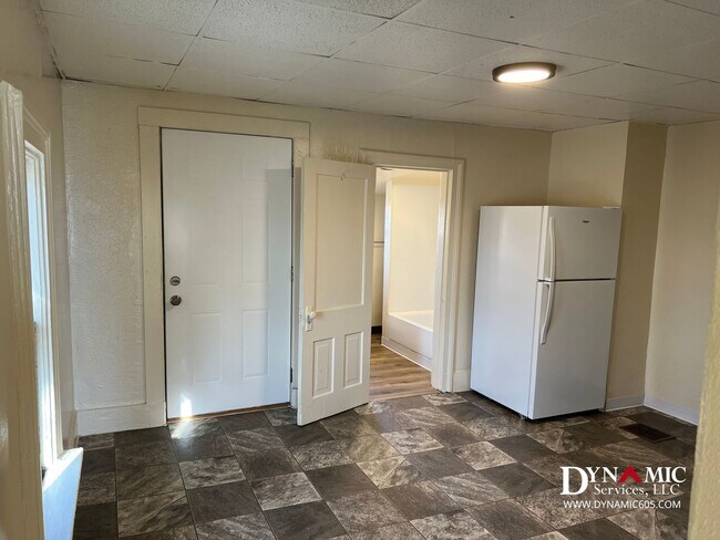 Foto del edificio - 612 W 11th St