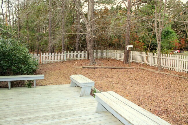 Building Photo - 109 Pinesage Dr