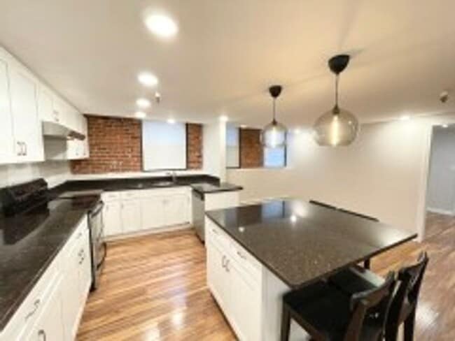 Building Photo - Gorgeous Fenway 4 Bed/2 Bath on Hemenway St for September 1st.  Students Welcome!!!