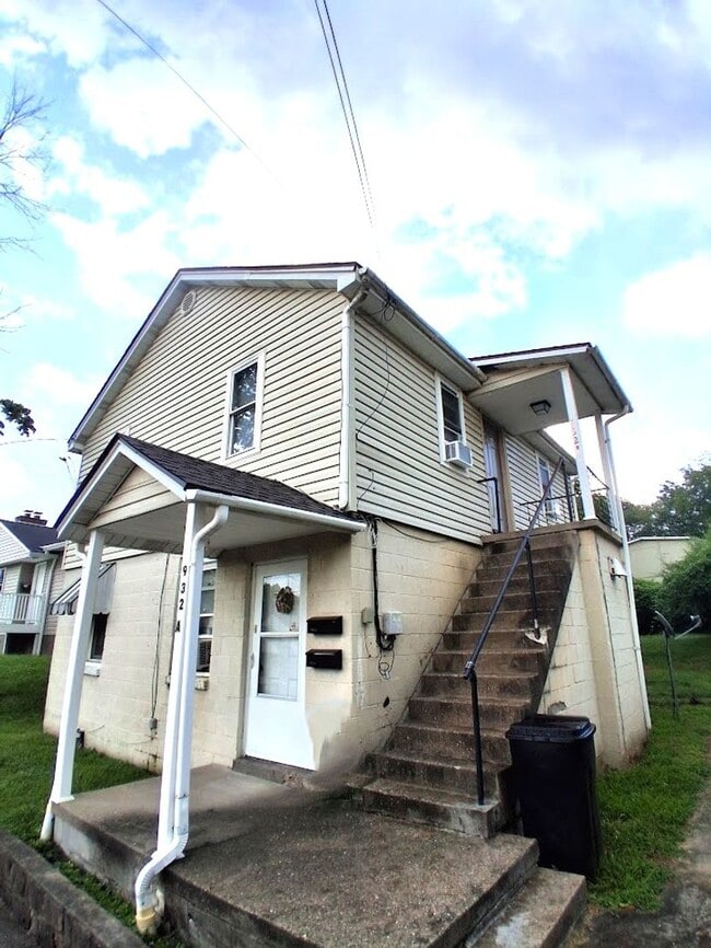 Building Photo - 932 Meadow Dr