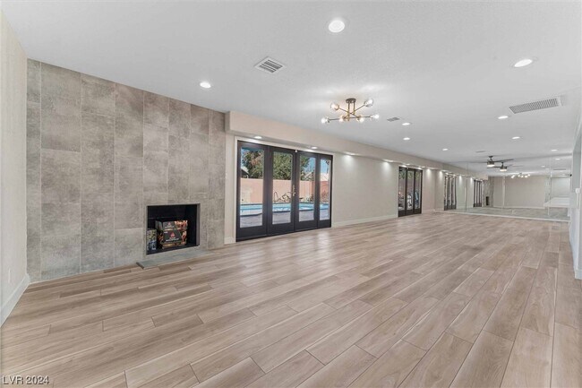 Building Photo - 2612 W Oakey Blvd