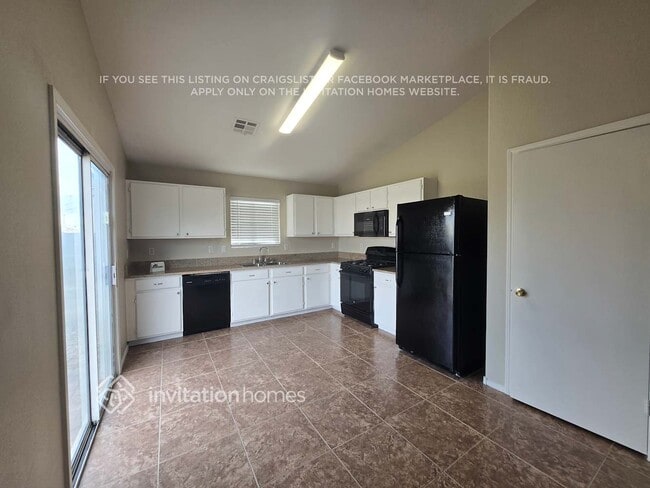 Building Photo - 5912 Trumbull St