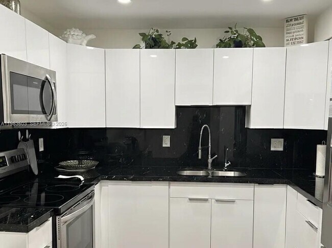 Foto del edificio - 2450 NE 135th St