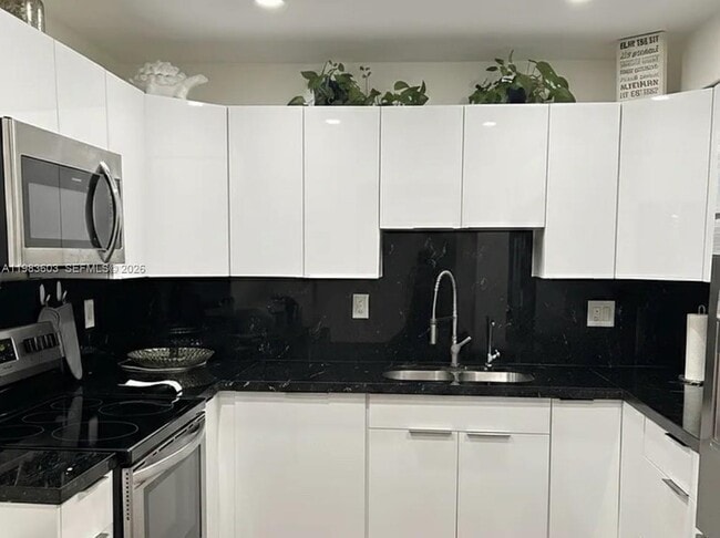 Building Photo - 2450 NE 135th St