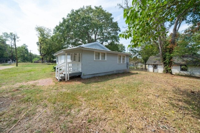 Building Photo - Charming Corner-Lot Home in Bessemer – So ...