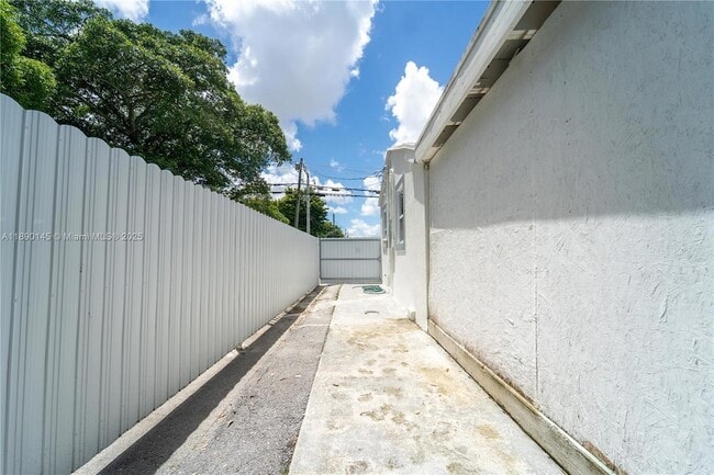Foto del edificio - 5725 NW 24th Ave