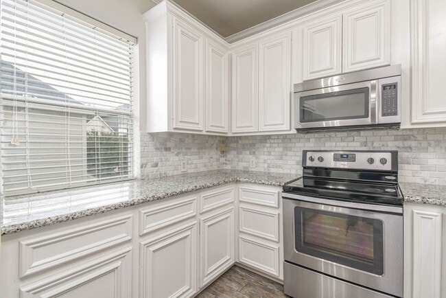 Building Photo - 1729 Tuam St