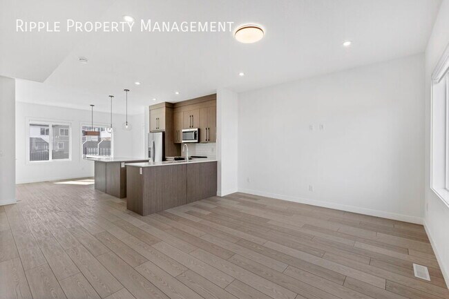 Photo du bâtiment - AMAZING 4 BEDS/ 2.5 BATHS TOWNHOUSE